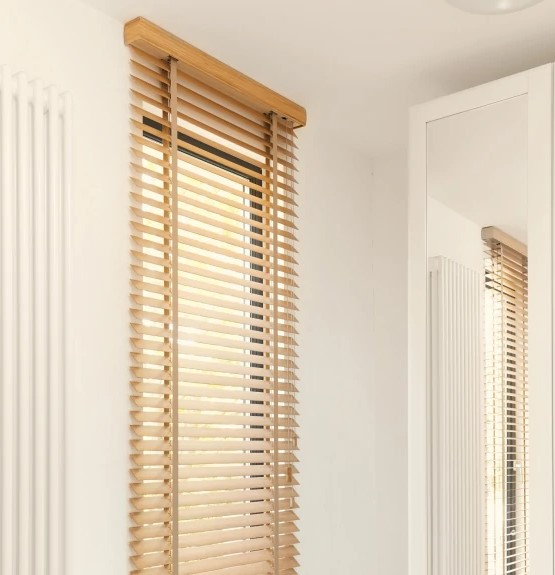 Żaluzje drewniane w sypialni: jak zapewnić idealne zaciemnienie i poprawić jakość snu?