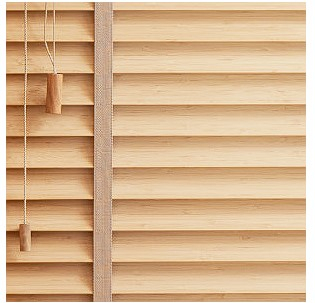 Żaluzje drewniane 50 mm w salonie ?...